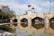 Thumbnail image of Puente Del Mar bridge across the Jardin del Turia park, Valencia, Spain